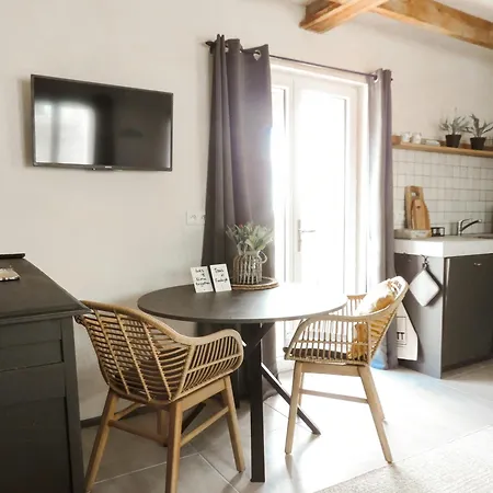 Medieval Charm Meets Valley Views In Aveyron Feriehus *